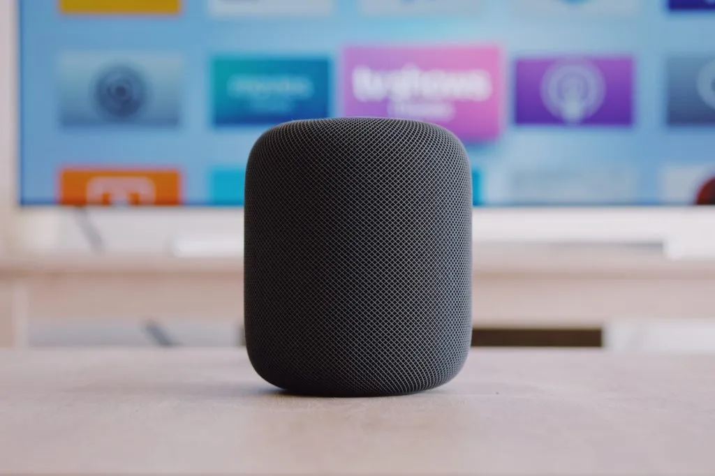 Intérieur de maison connecté utilisé pour illustrer un guide HomeKit