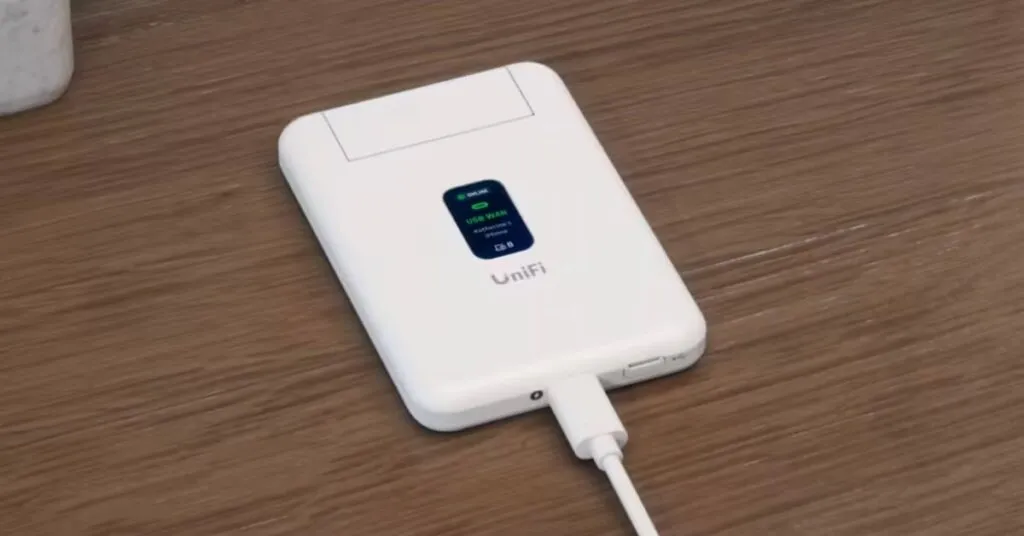UniFi Travel Router — routeur de voyage compact par Ubiquiti avec écran de statut intégré