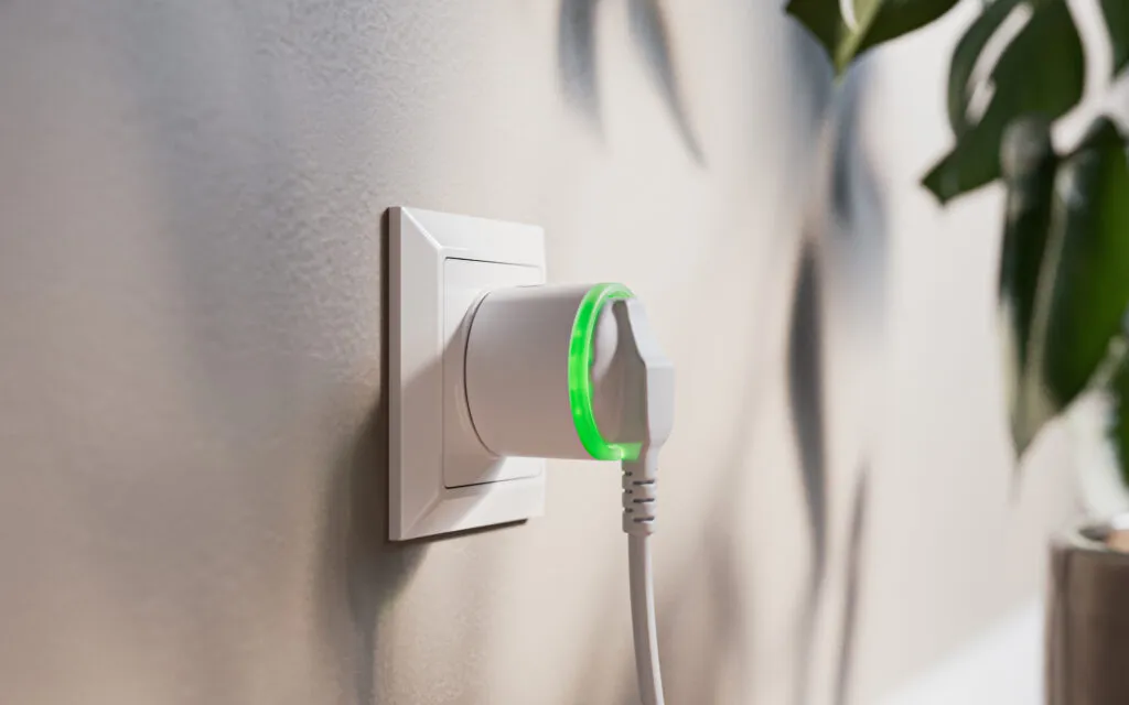 Prise connectée HomeWizard Energy Socket allumée pour piloter un appareil selon le surplus solaire