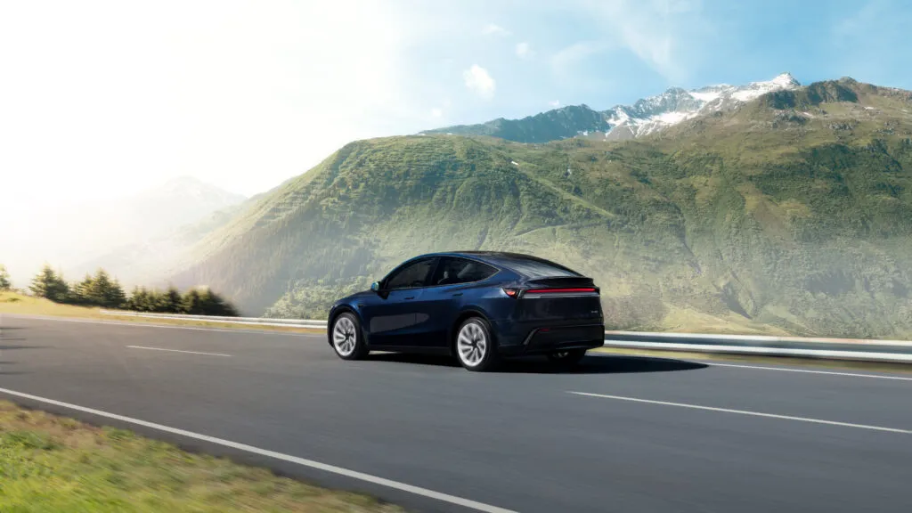 Tesla Model Y Premium — vue de profil sur fond blanc