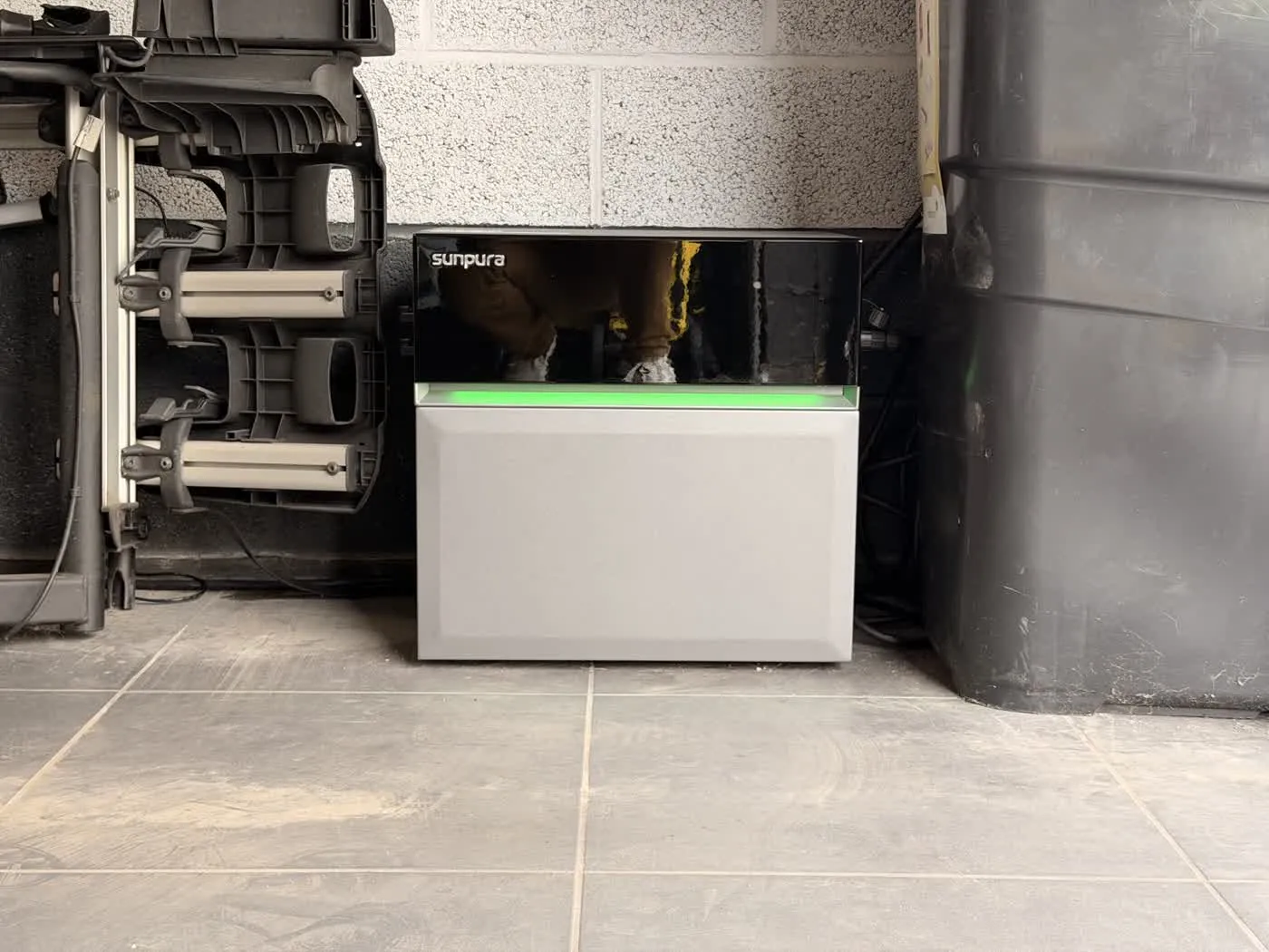 Batterie solaire Sunpura S2400 installée dans un garage
