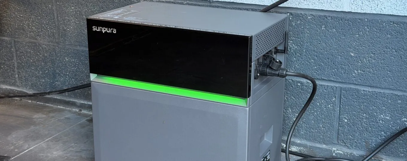 J’ai passé un mois avec la batterie solaire Sunpura S2400 dans mon garage