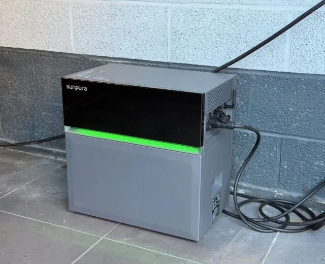 J’ai passé un mois avec la batterie solaire Sunpura S2400 dans mon garage