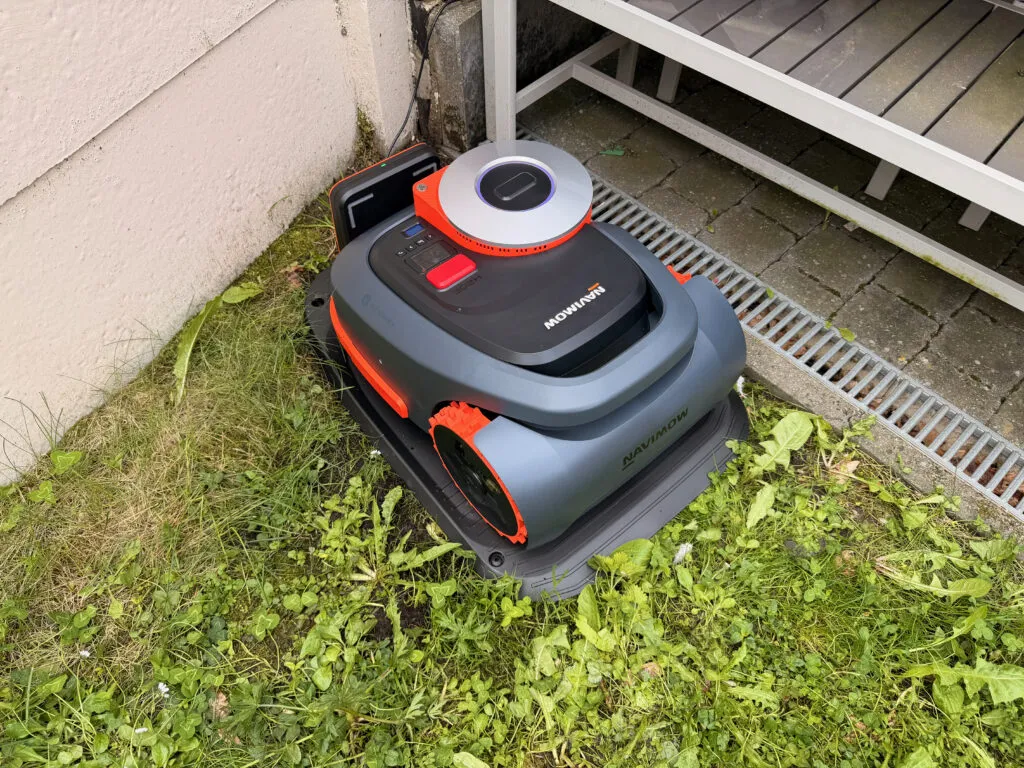Le robot tondeuse Navimow H206 installé dans le jardin après la cartographie