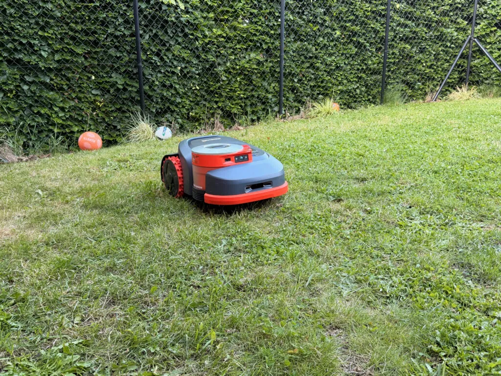 Le Navimow H206 de retour sur sa station de charge dans le jardin